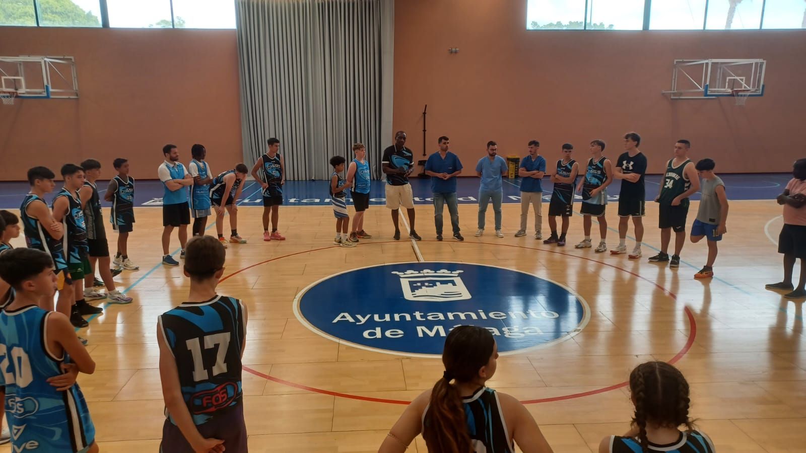 Anicet Lavodrama y Carlos Bernabé enseñan en el campus de tecnificación Asis Sport