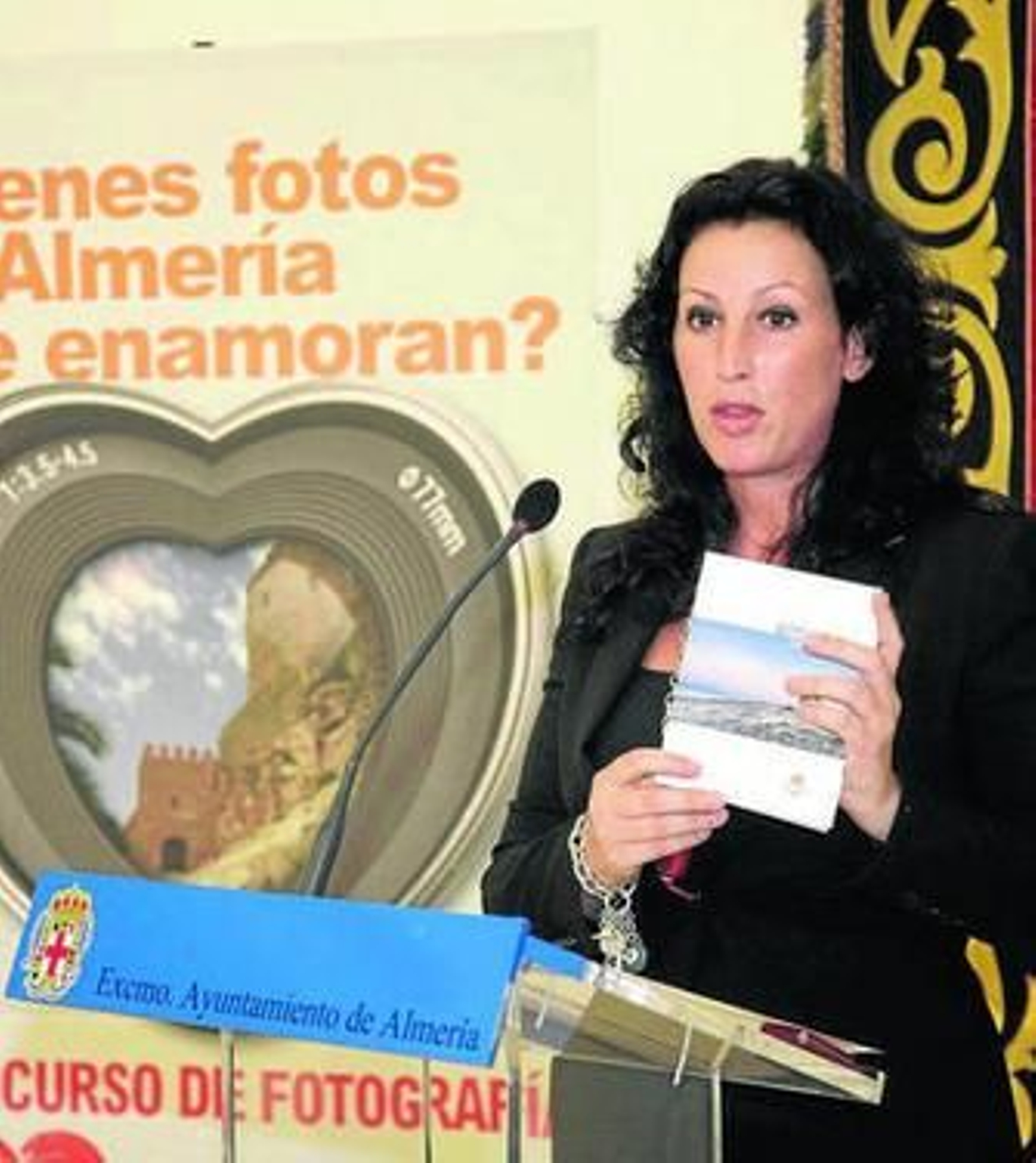 La edil María Vázquez presenta la iniciativa.