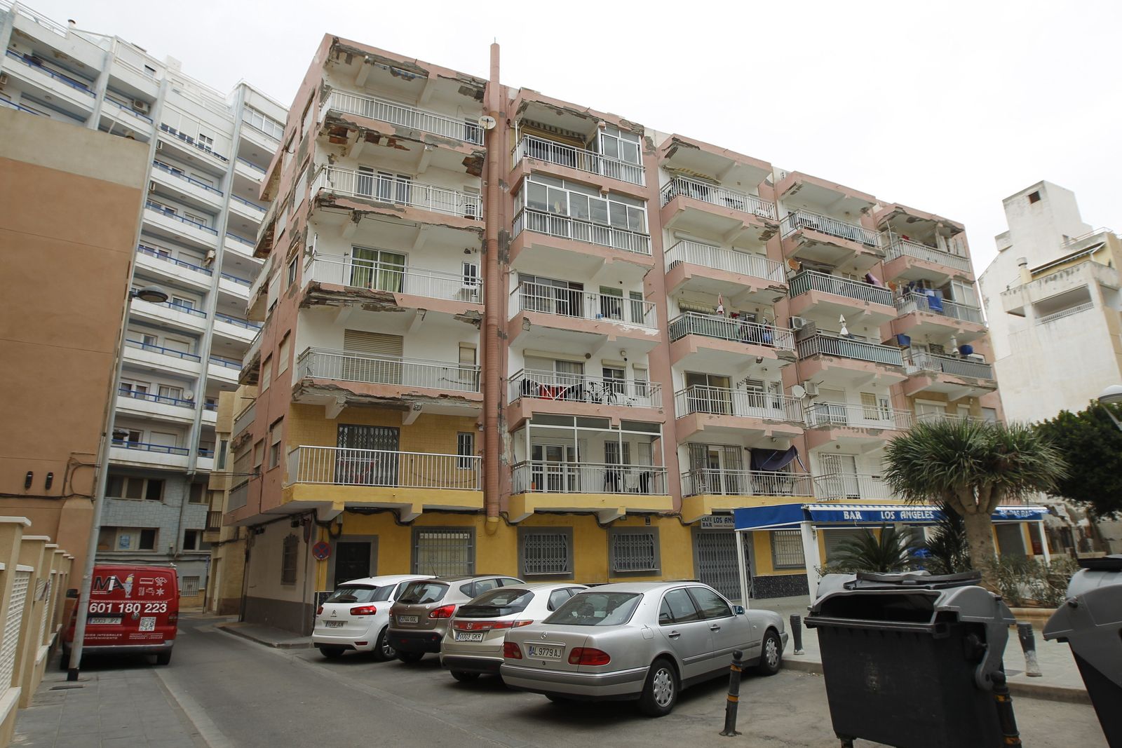 Imagen que presenta el edificio situado en la calle Cruz de Robles, junto al Paseo Marítimo de la capital, con desprendimientos en la fachada.
