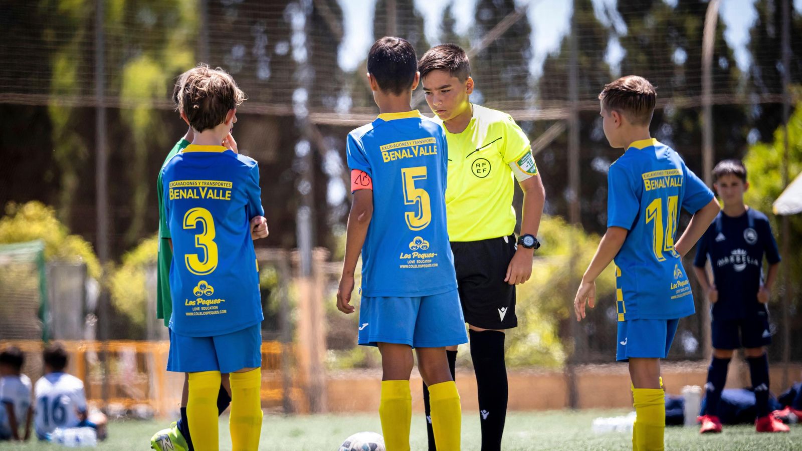 Luca arbitrando un partido en Benalmádena Pueblo
