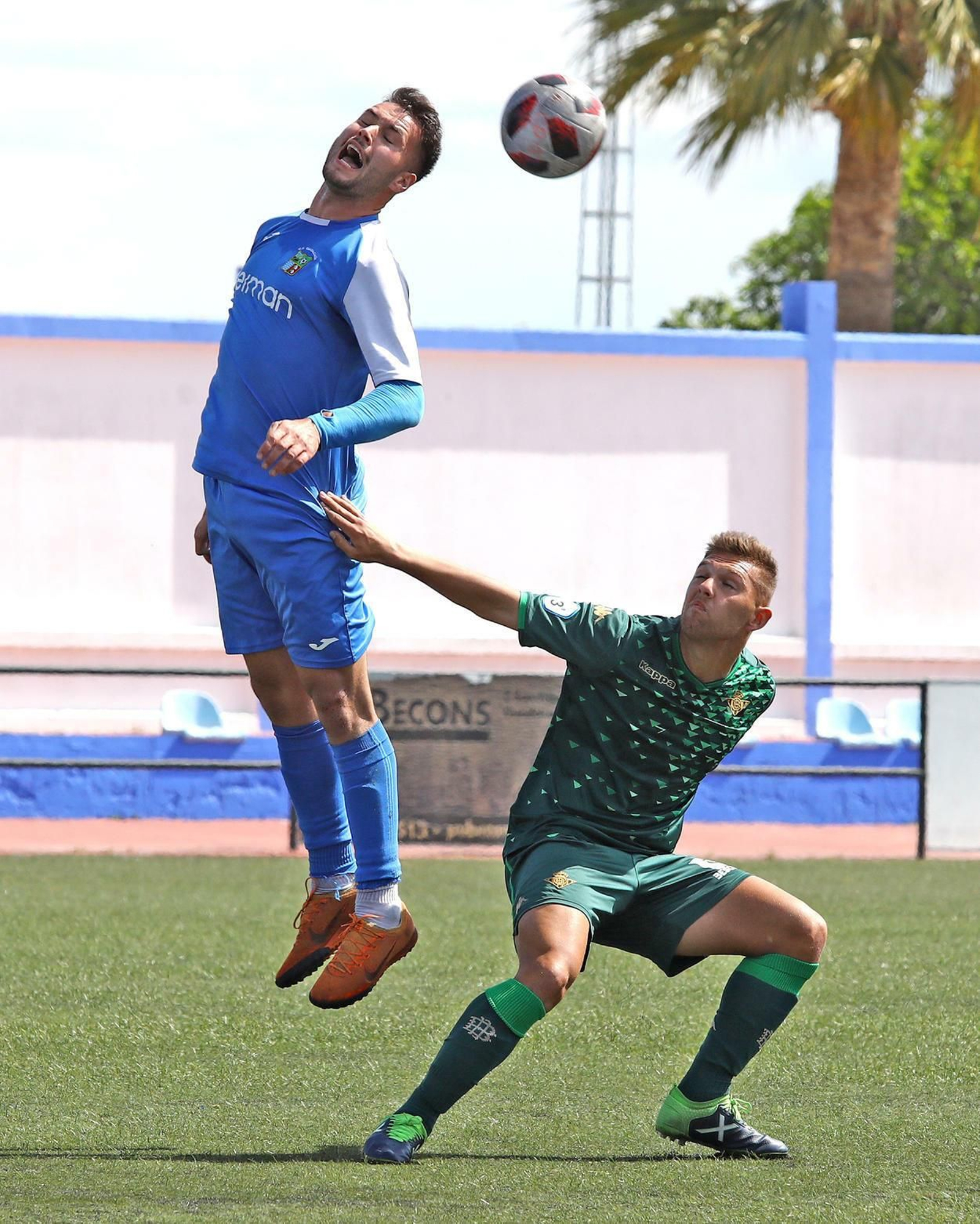 Fran Jiménez gana el balón por arriba en un partido del Guadalcacín.