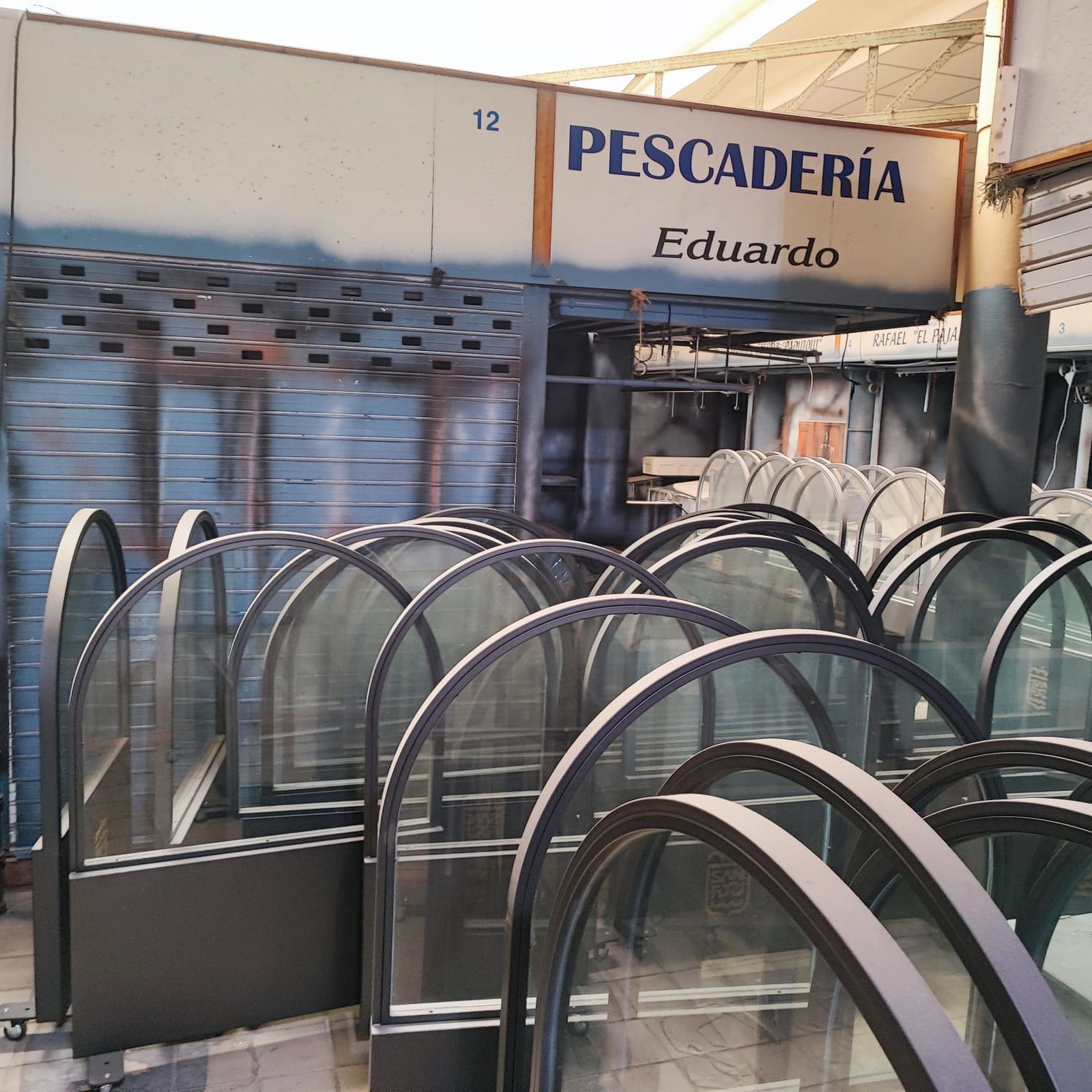 Imagen difundida por el PP de los paravientos almacenados en las dependencias sin uso del Mercado Central de San Fernando