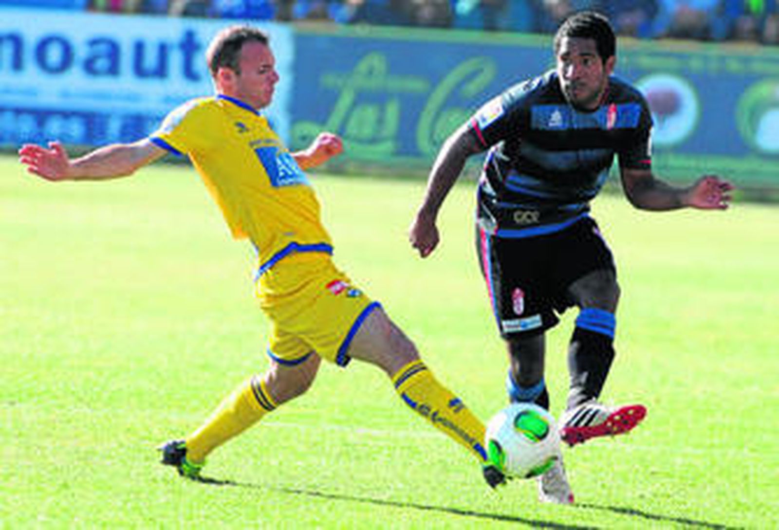 El alfarero Juli trata de cortar el intento de pase del colombiano del Granada Brayan Angulo durante el primer tiempo.