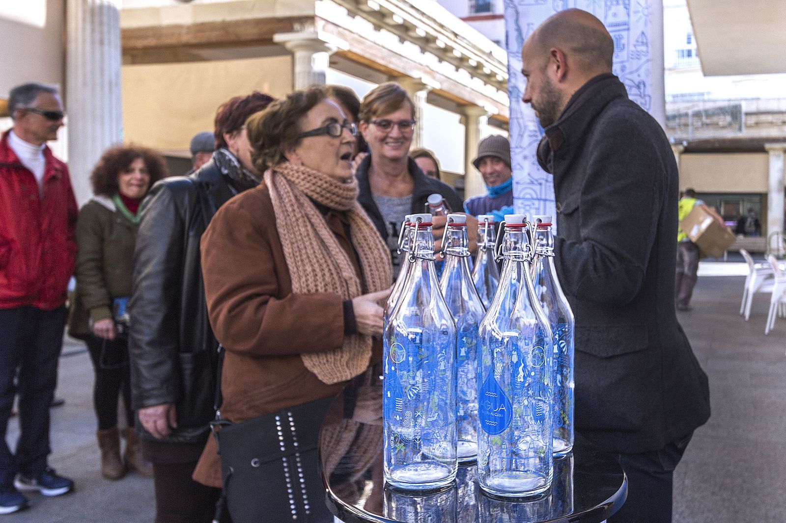 Reparto de botellas para agua del grifo en diciembre de 2017.