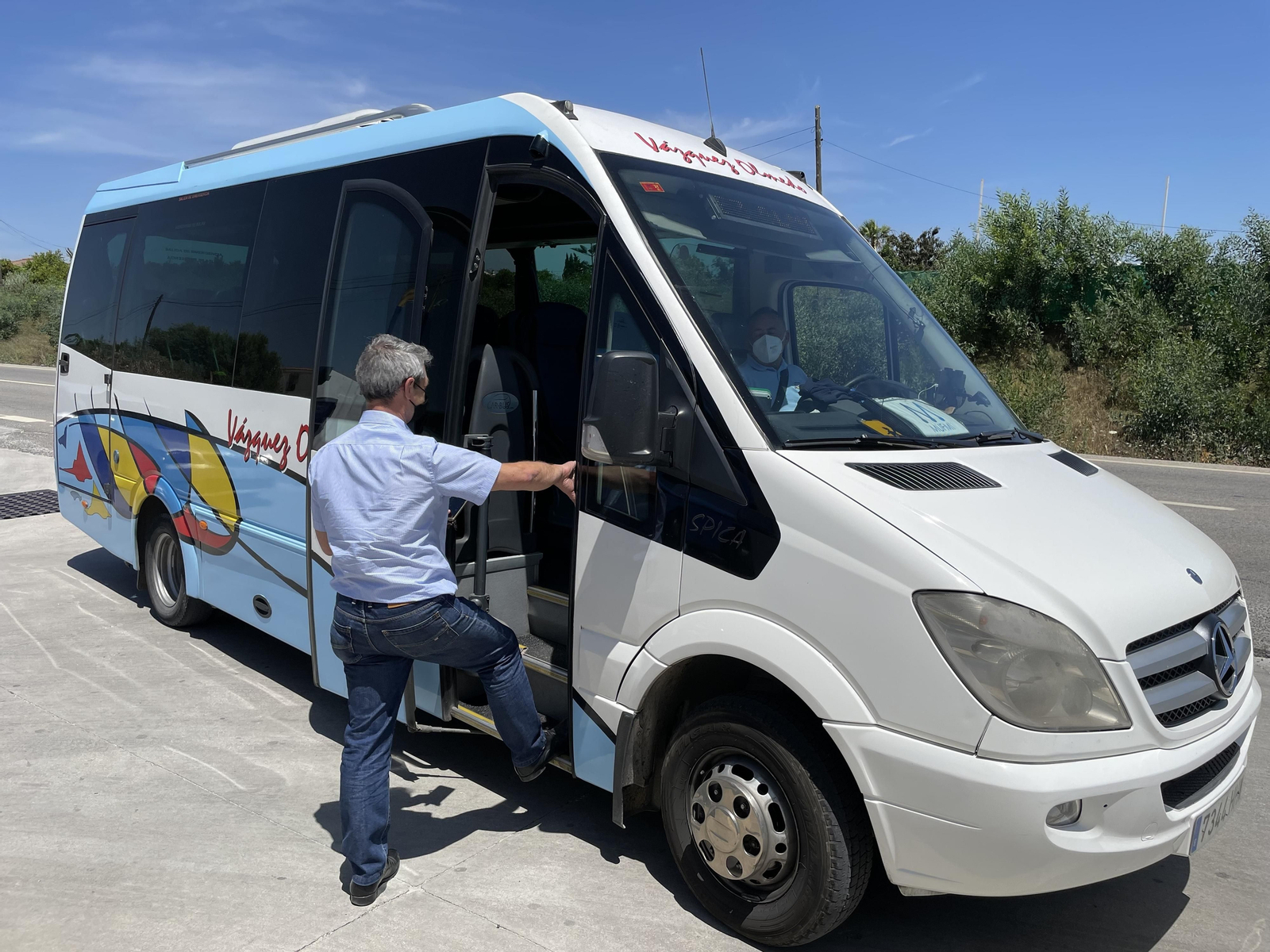 Un usuario subiendo a uno de los minibuses que dan el servicio.