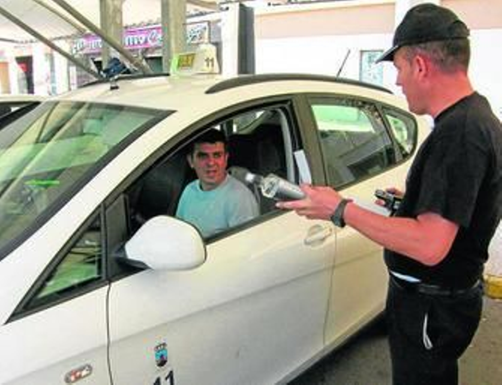 García Bono promocionó las bebidas como Zippy Water entre los taxistas de Aguadulce.