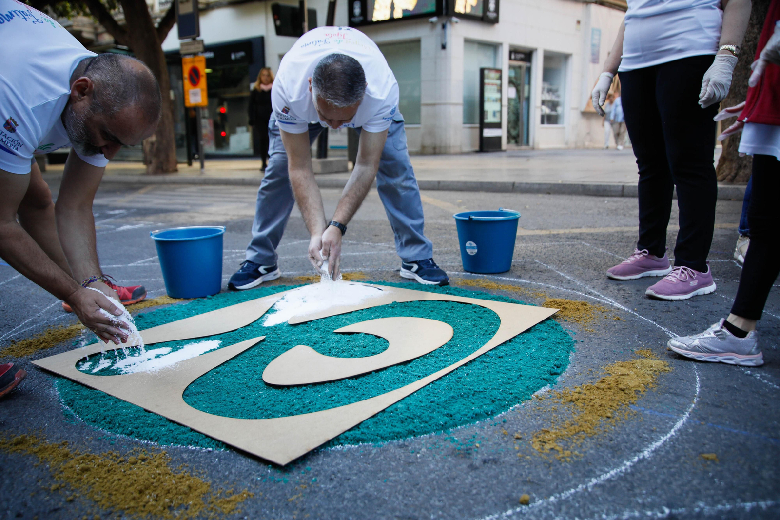 Así es la alfombra de serrín de 60 metros en el Paseo de Almería, en imágenes.