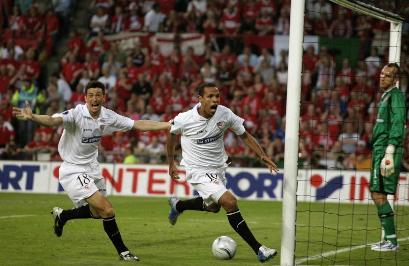 Martí celebra el gol de Luis Fabiano en la final de la UEFA, ante el Middlesbrough en mayo de 2006 Martí celebra el gol de Luis Fabiano en la final de la UEFA, ante el Middlesbrough en mayo de 2006