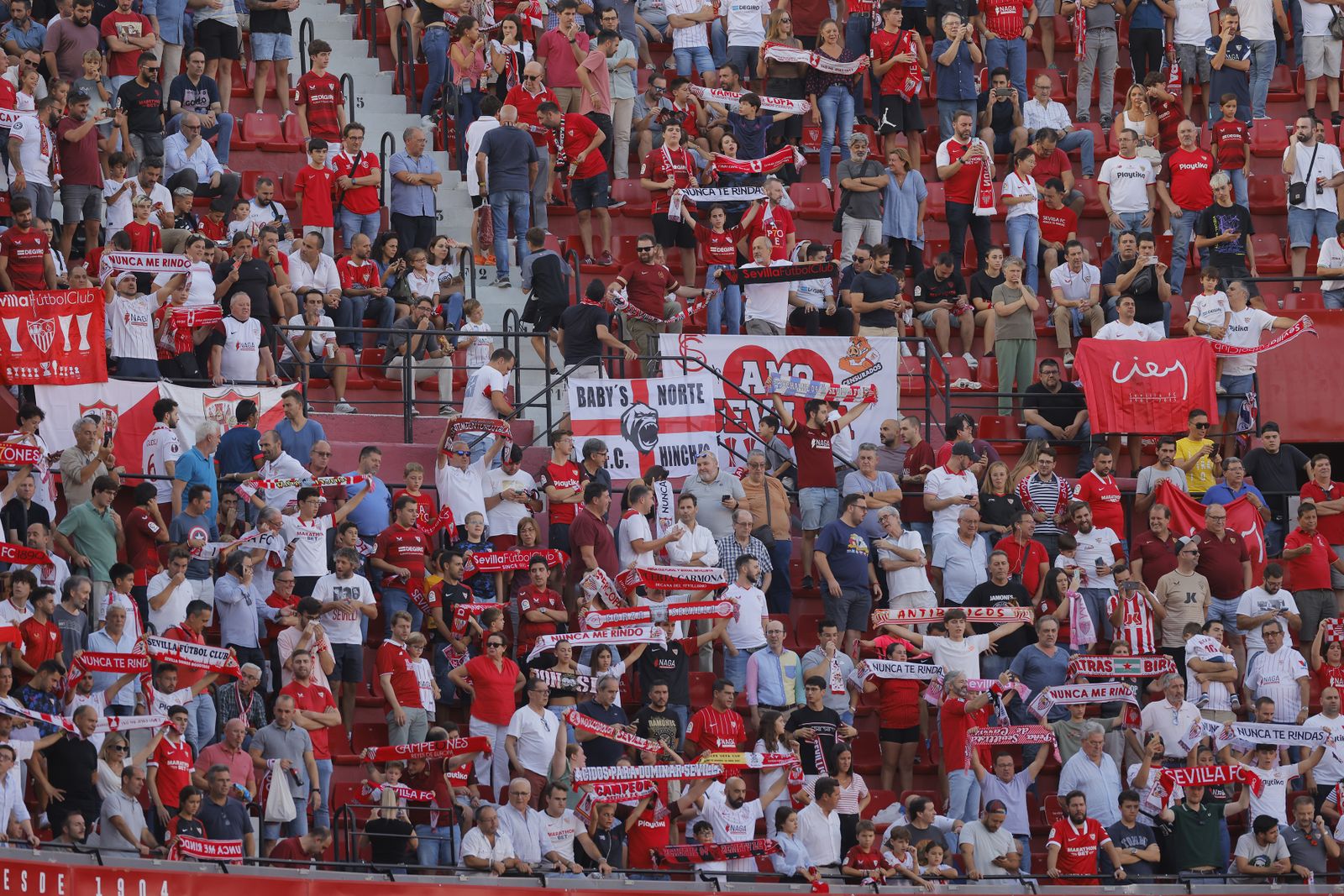 Búscate en las fotos del Sevilla-Almería