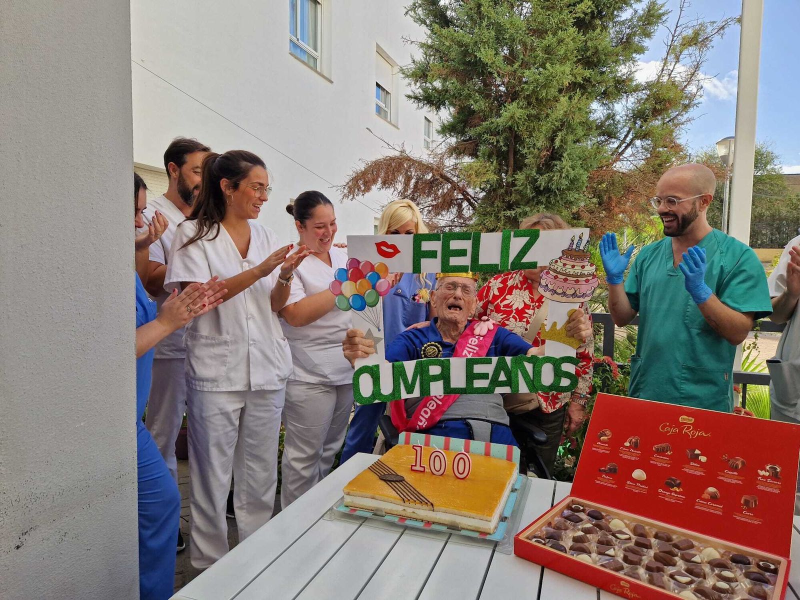 Manuel García Benito en un momento de la celebración junto a personal del centro.