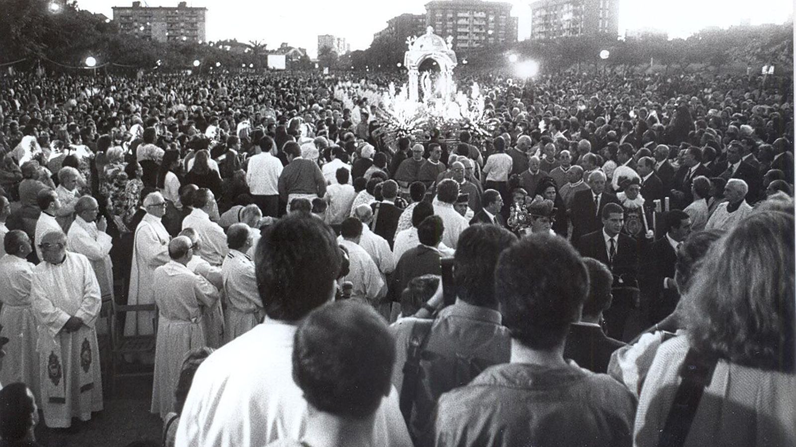 La Virgen de la Cinta llegando al altar de la coronación en el bulevar de la avenida de Andalucía, rodeada por miles de personas.