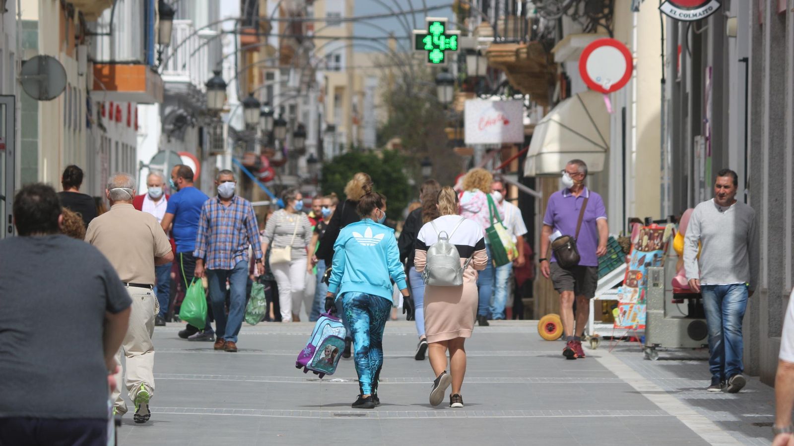 Ambiente de la calle De la Plaza en la mañana de este lunes