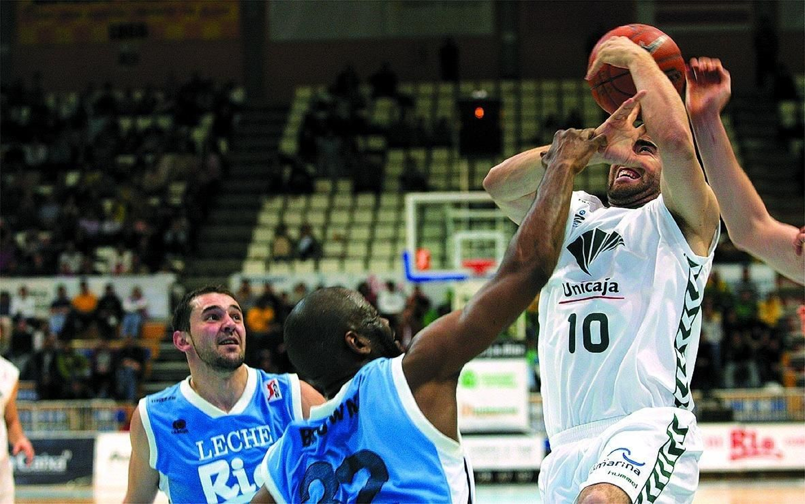 Carlos Cabezas, en una acción en aquel partido en Lugo.