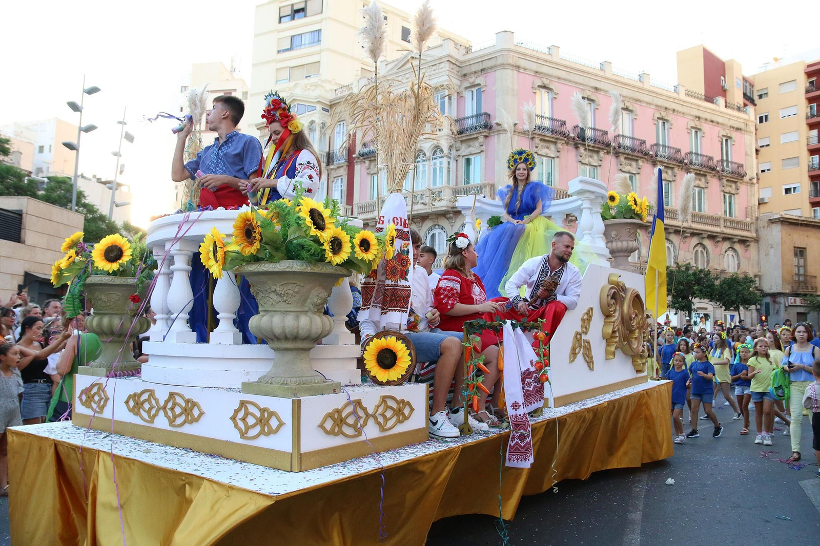 La Batalla de las Flores ha regresado inundando Almería de claveles