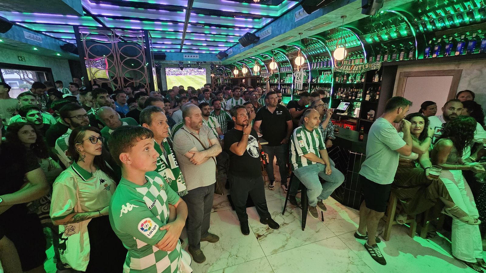 Así vivieron los béticos de Algeciras la final de la Conference League contra el Chelsea en el Botanic