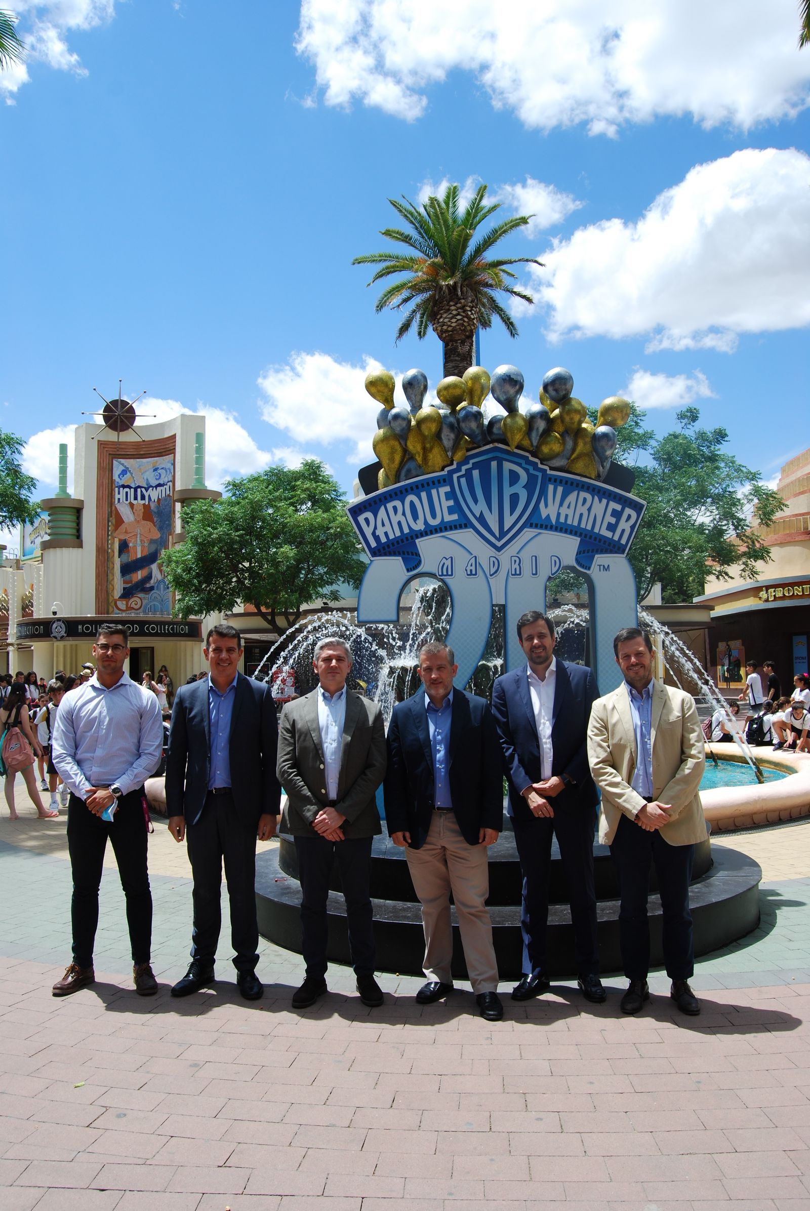 Foto de familia tras la firma del acuerdo entre Renfe y Parques Reunidos.