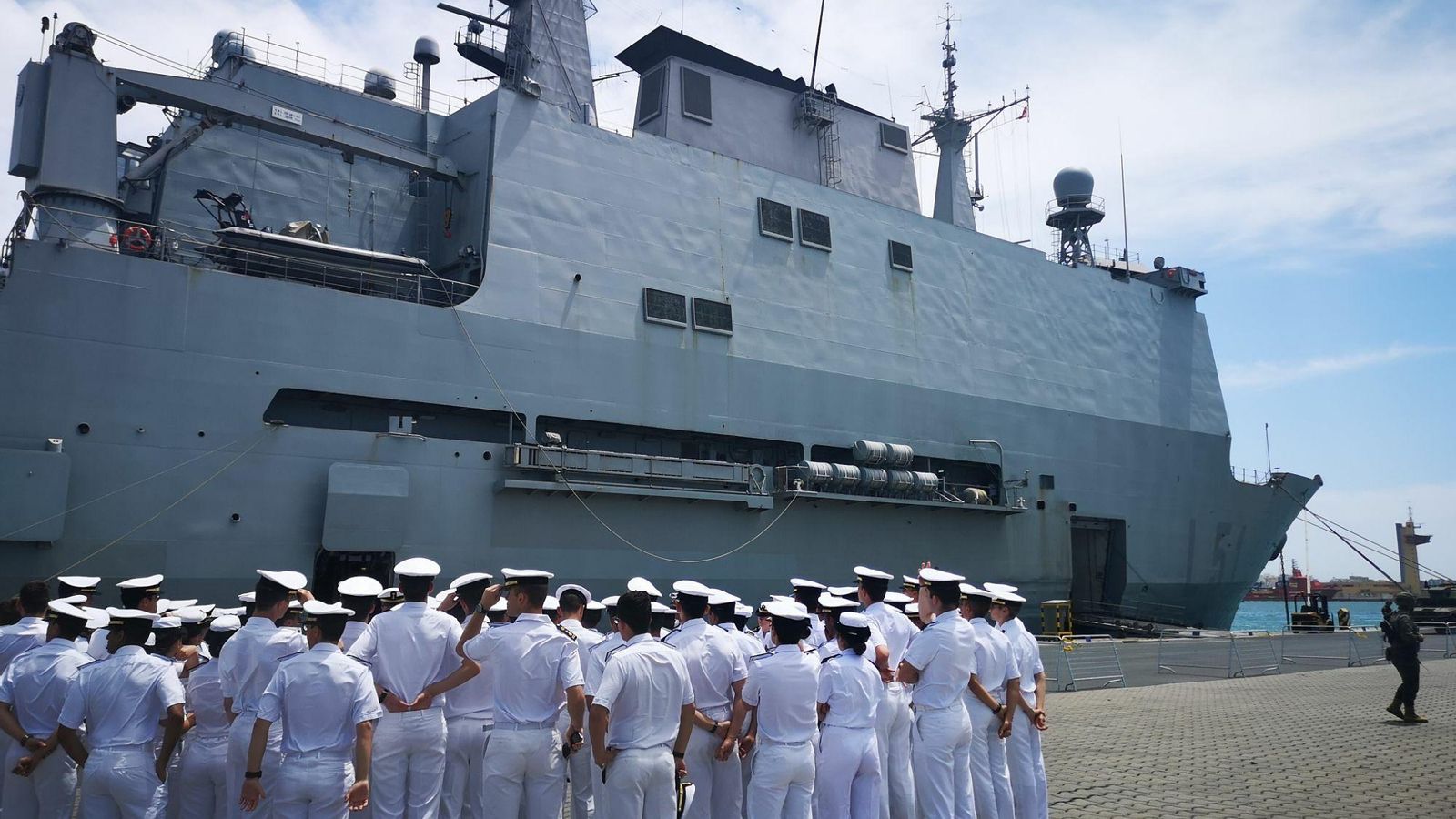 El buque de asalto estará en el puerto hasta este jueves por la mañana.