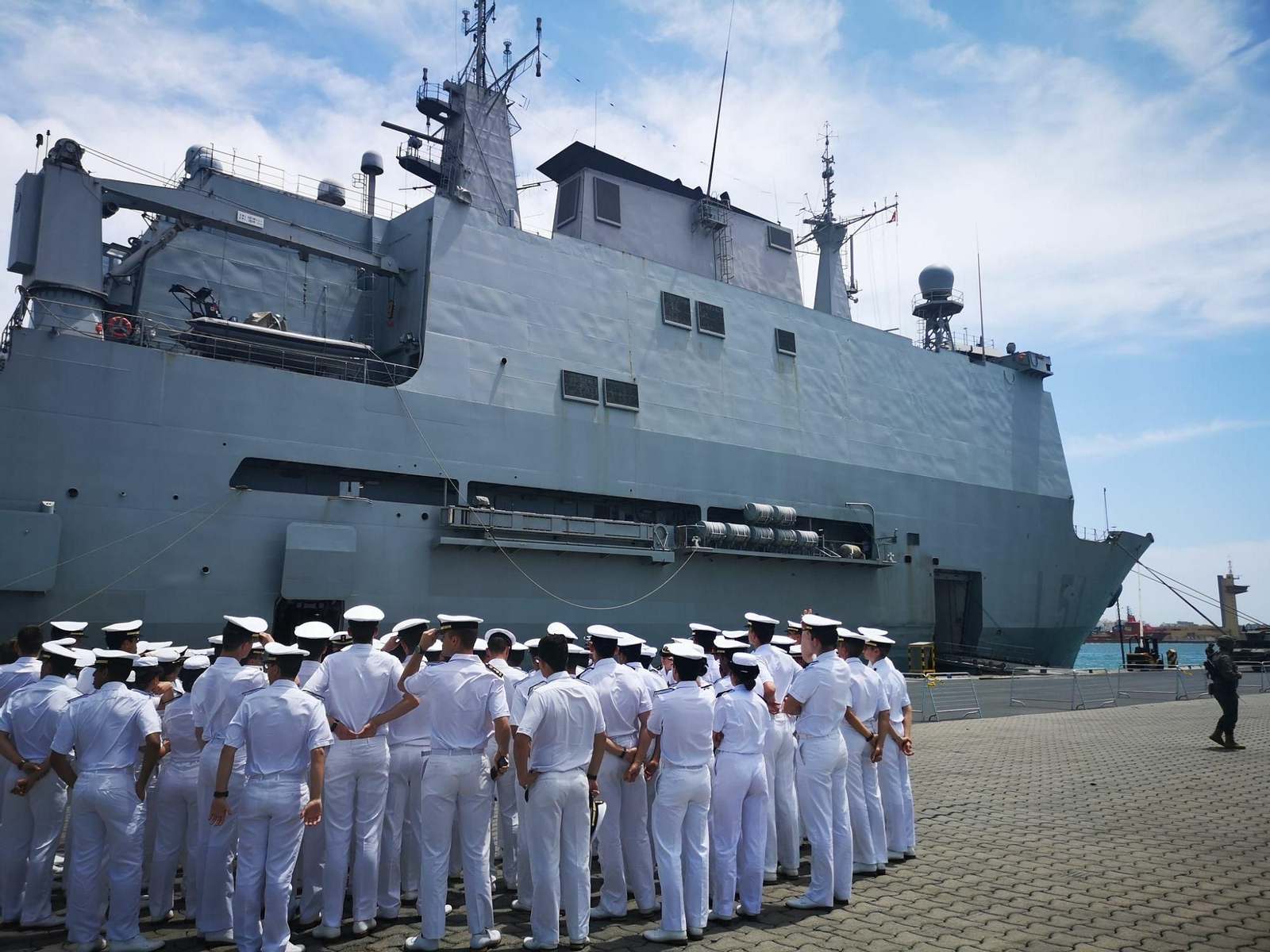 El buque de asalto estará en el puerto hasta este jueves por la mañana.