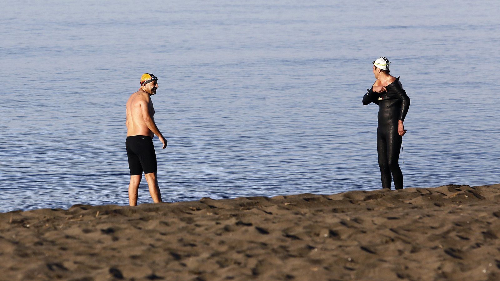 Bañistas en las playas de Rincón de la Victoria.