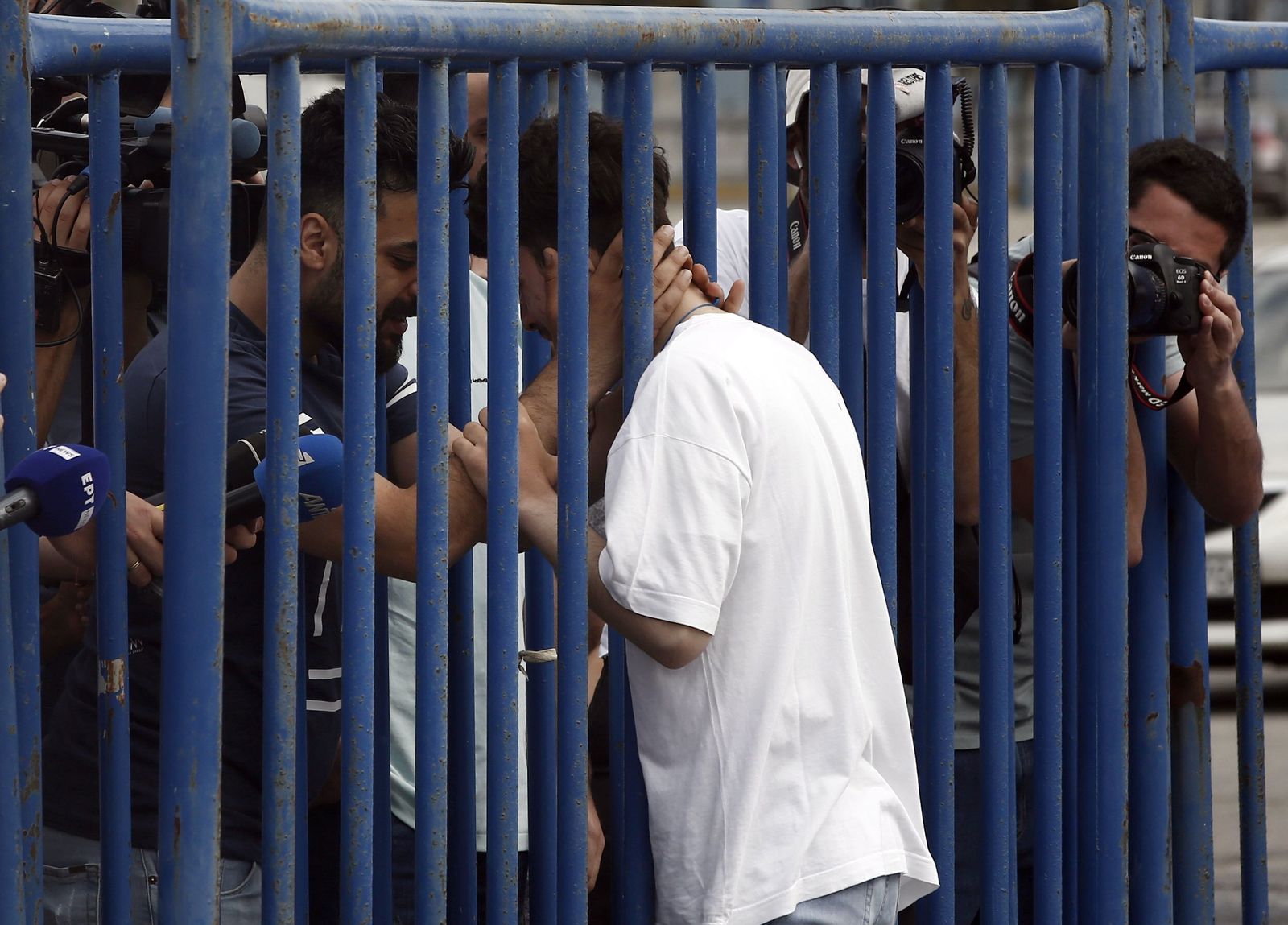 Dos hermanos se reencuentran tras el naufragio.