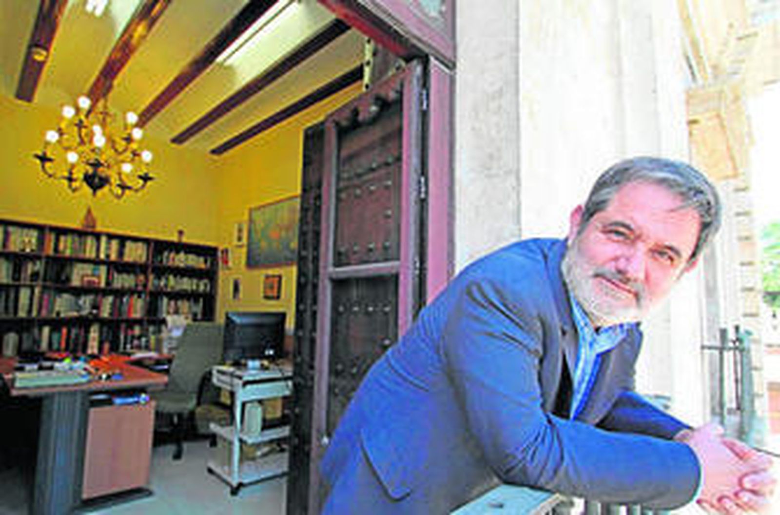 Pablo Emilio Pérez-Mallaína, en su despacho de la Fábrica de Tabacos, durante un momento de la entrevista.