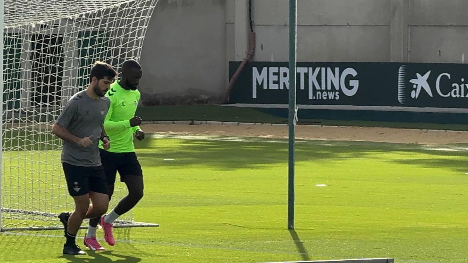 Sabaly hace carrera continua con el preparador físico verdiblanco