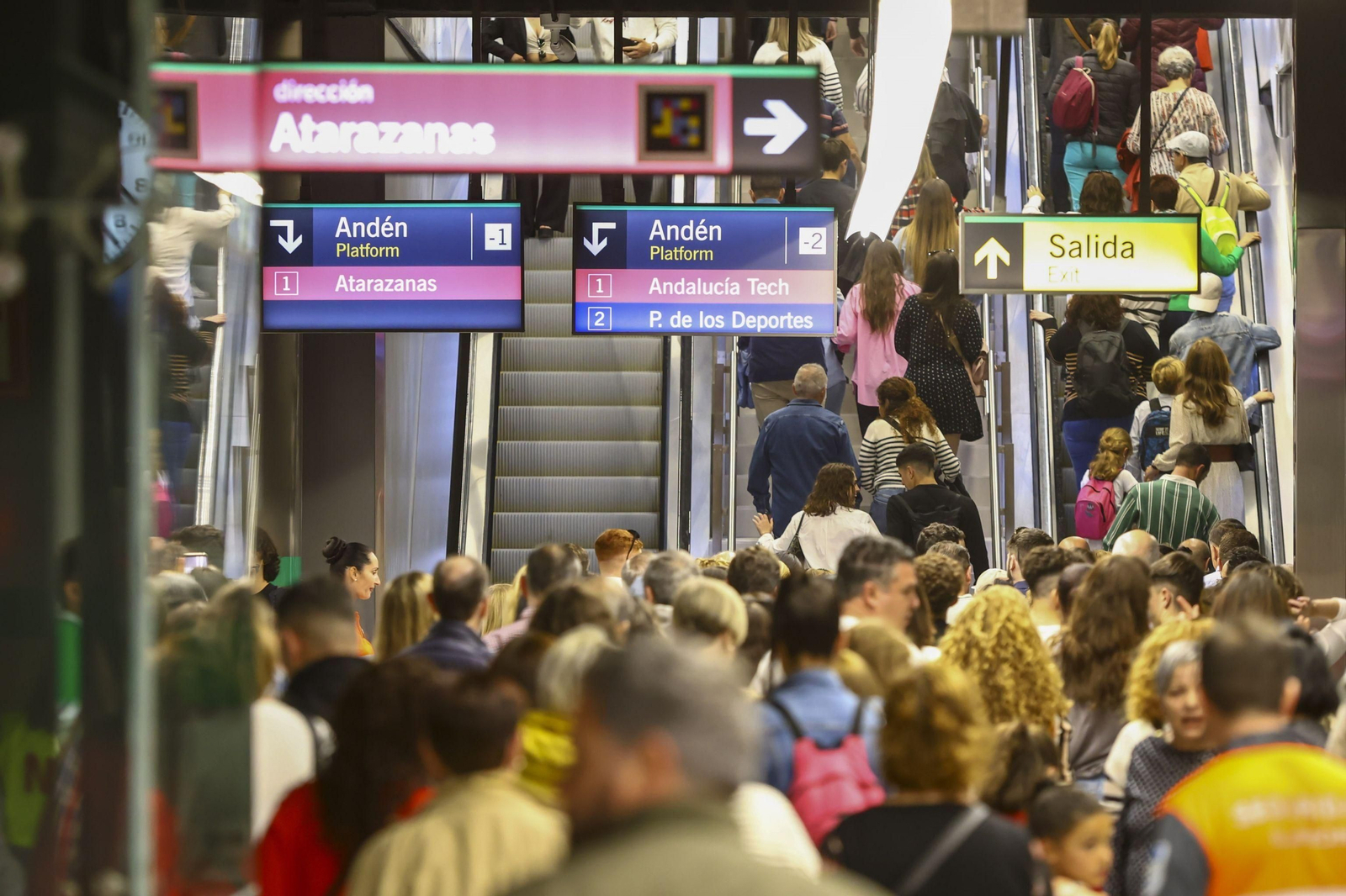 Viajeros en una estación de Metro de la capital.