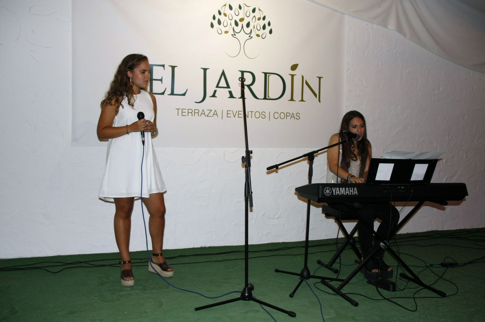 Adriana Cabal y Maribel Albeli, durante la actuación.
