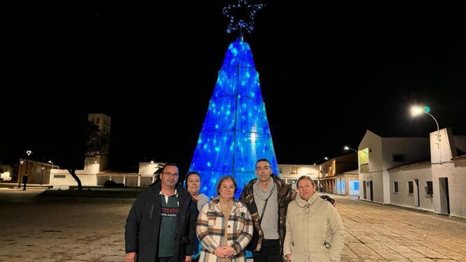 El concejal David Calleja, con los vecinos del poblado de Doña Blanca.