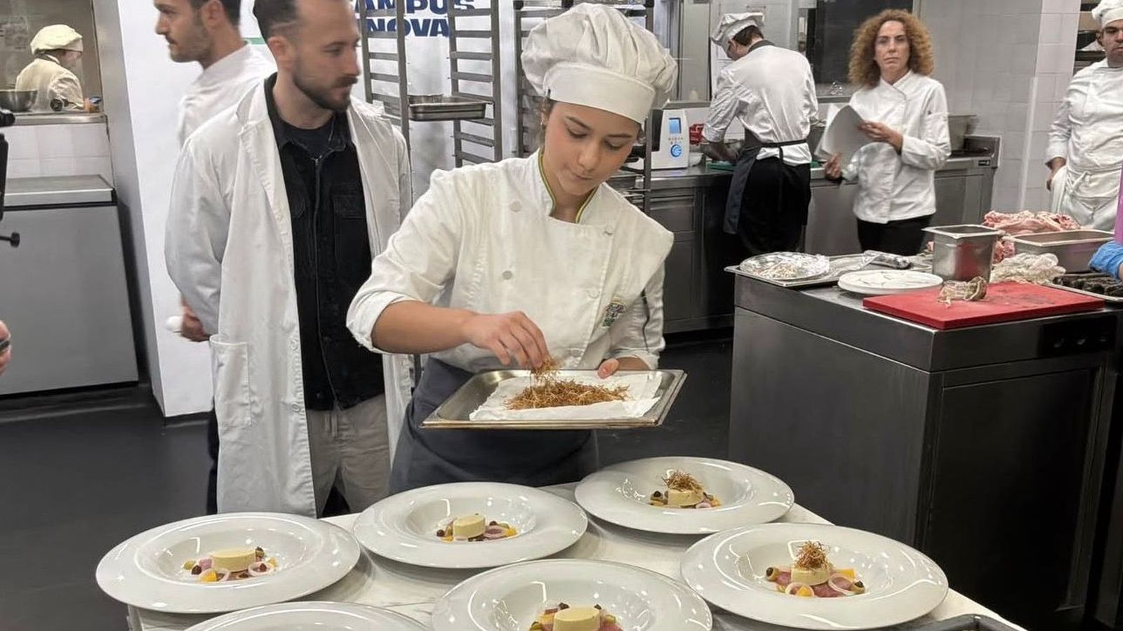 Irene Jiménez, en plena elaboración de su plato