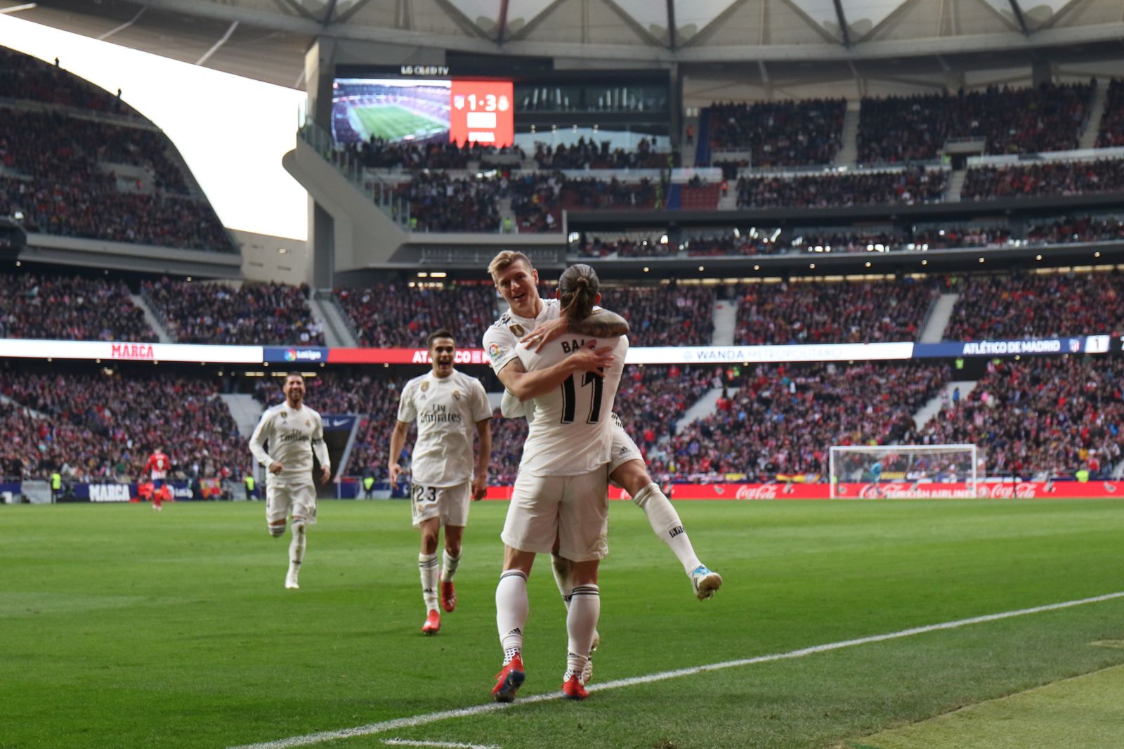 Bale celebra el tercer gol con sus compañeros.