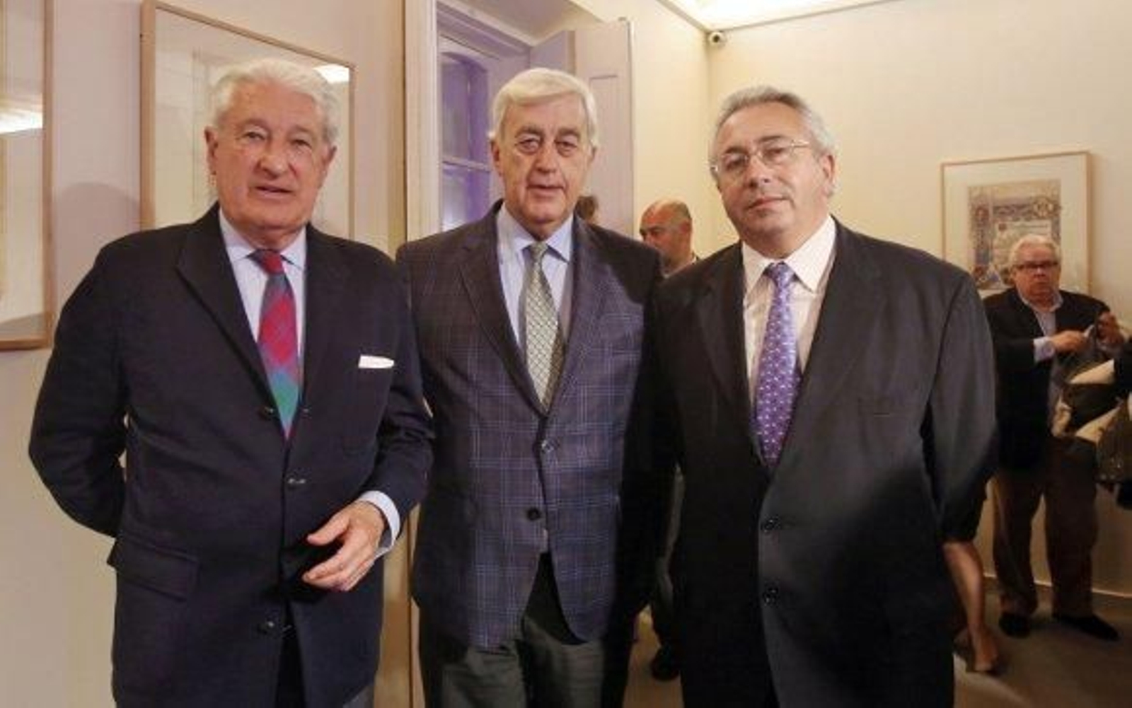 Miguel Nuche, presidente del Casino, el presidente de la Cámara, Ángel Juan Pascual, y Miguel González Saucedo, ex presidente de los empresarios gaditanos. 

Foto: Lourdes de Vicente