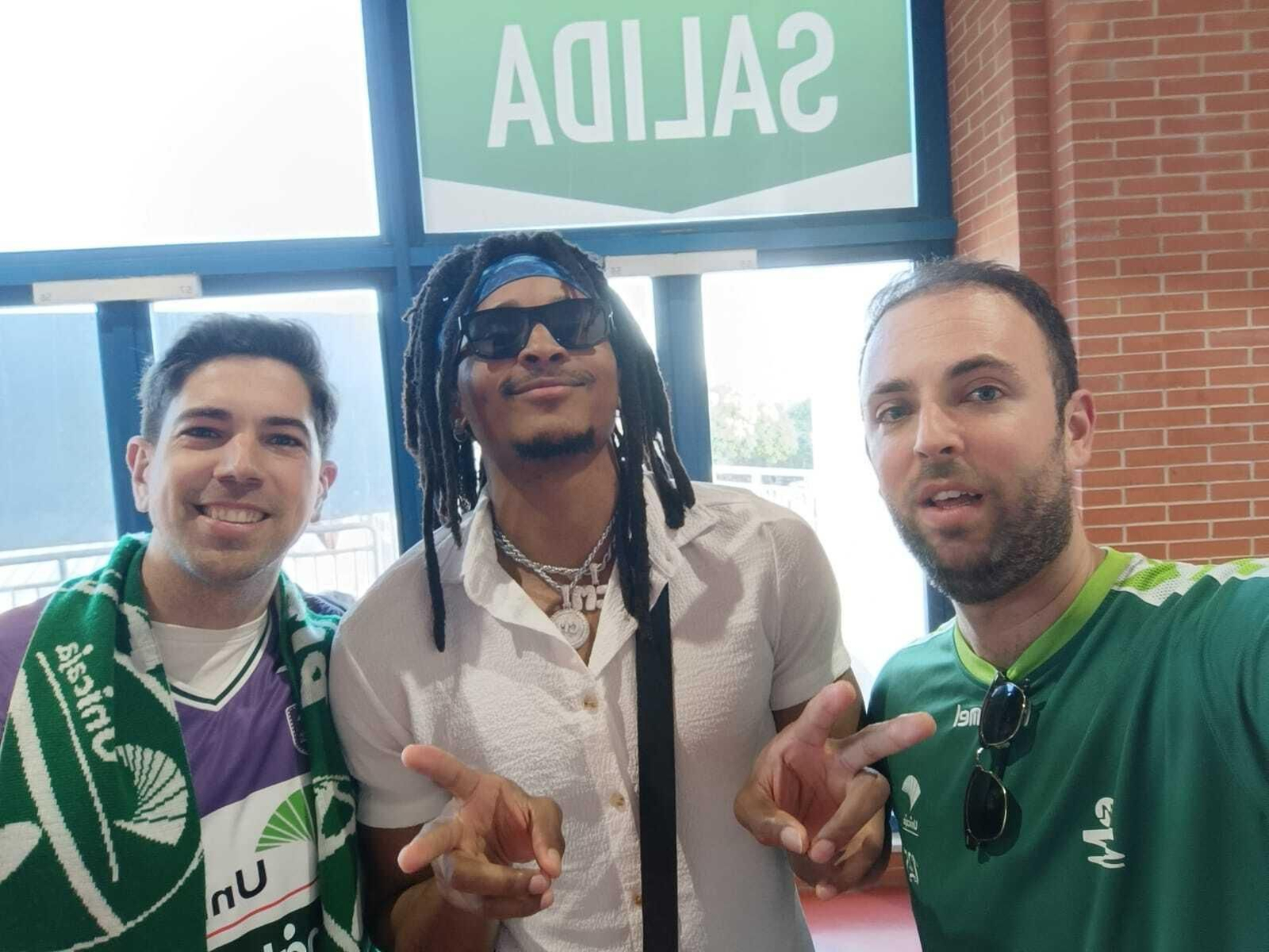Moneke, con dos aficionados del Unicaja Moneke, con dos aficionados del Unicaja