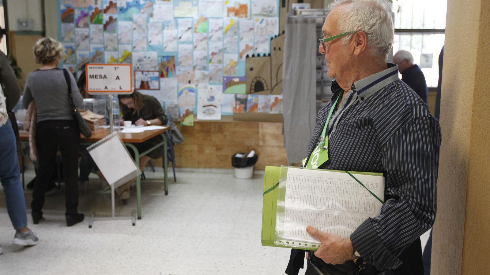 Uno de los apoderados de Vox durante las votaciones en la capital