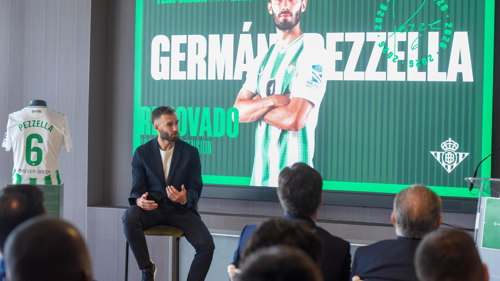 Acto de renovación de Pezzella con el Real Betis hasta 2026