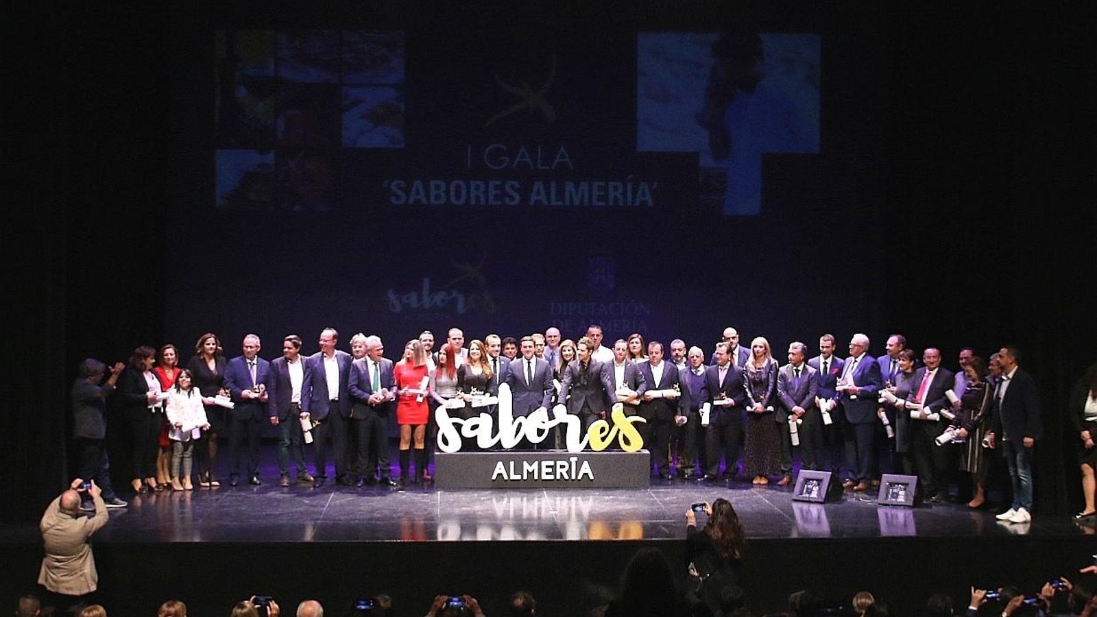 Los empresarios junto a  Bisbal y a Javier Aureliano García.