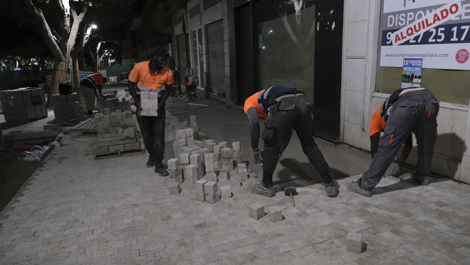 Las obras de peatonalización del Paseo de Almería entran en el turno de noche, en imágenes