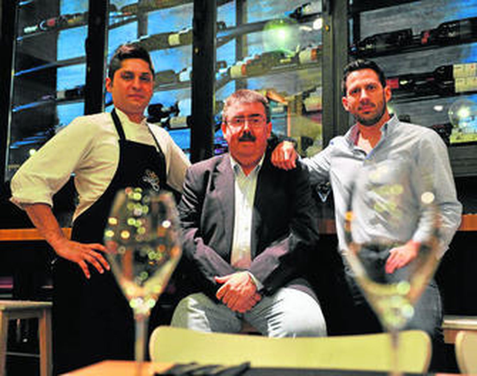 nuevo equipo. El empresario sevillano José López Alba, 'Pepón'(centro), junto al gerente, Juanlu Fernández (derecha), y el chef, Marcos Nieto (izquierda).