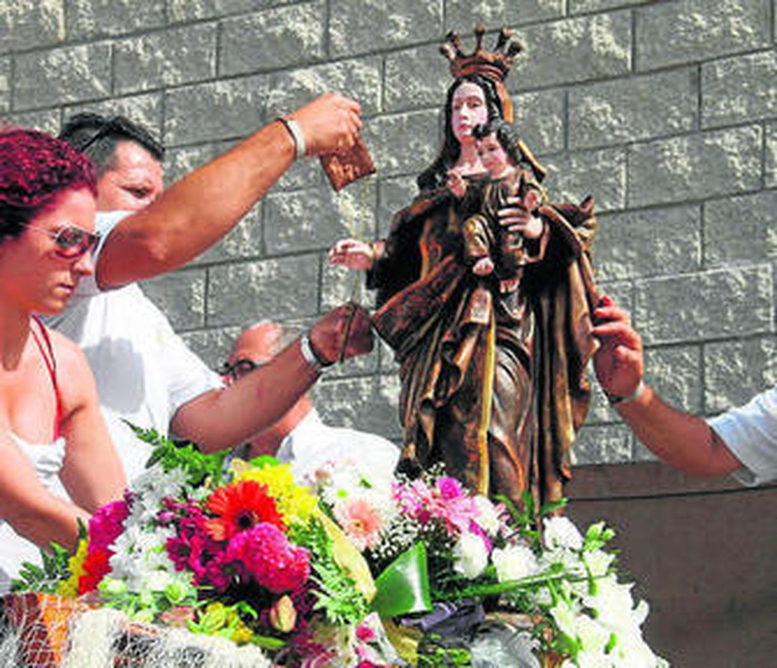 La pequeña talla de la Virgen del Carmen presidió el acto en el puerto.