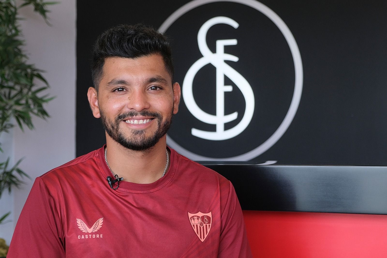 Tecatito Corona en la entrevista para los meidos del Sevilla FC.