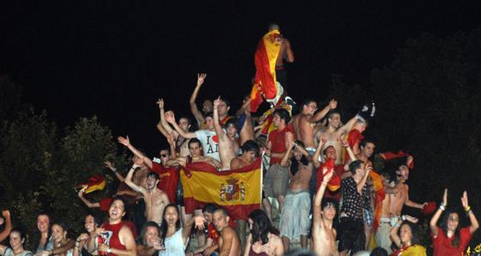 Aficionados festejan en la fuente. 

Foto: Manuel Gómez