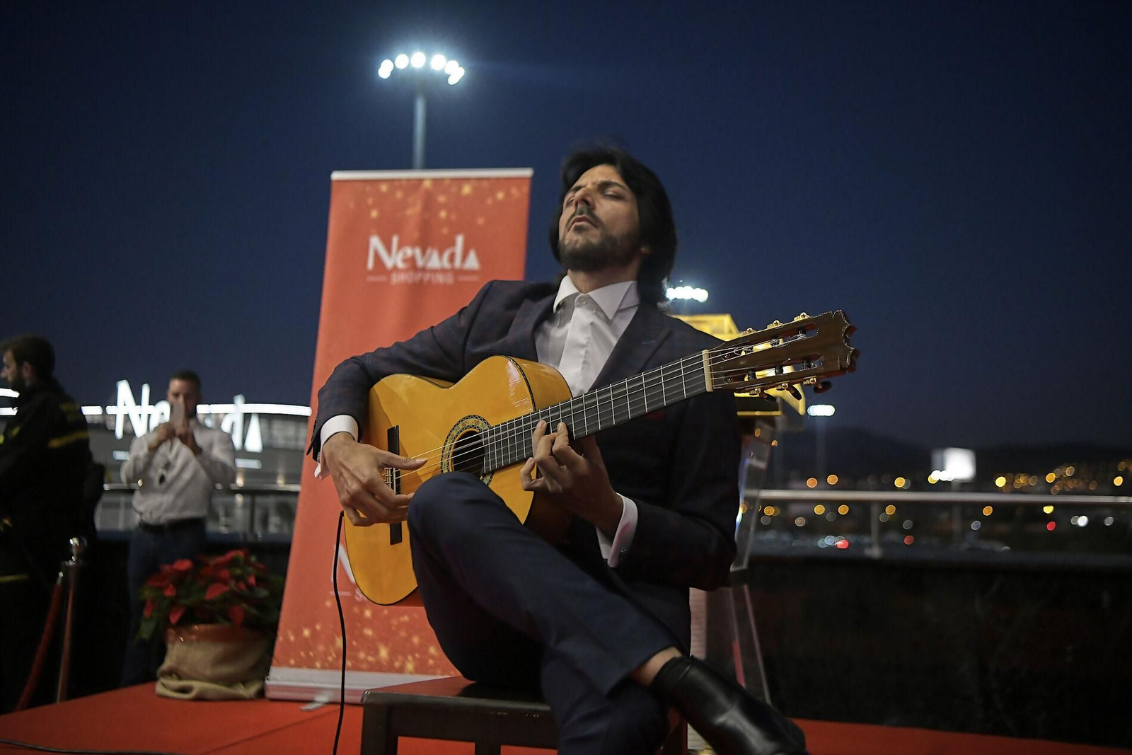 Fotos: así se ha iluminado el árbol de Navidad del Nevada en Granada, el más alto de España