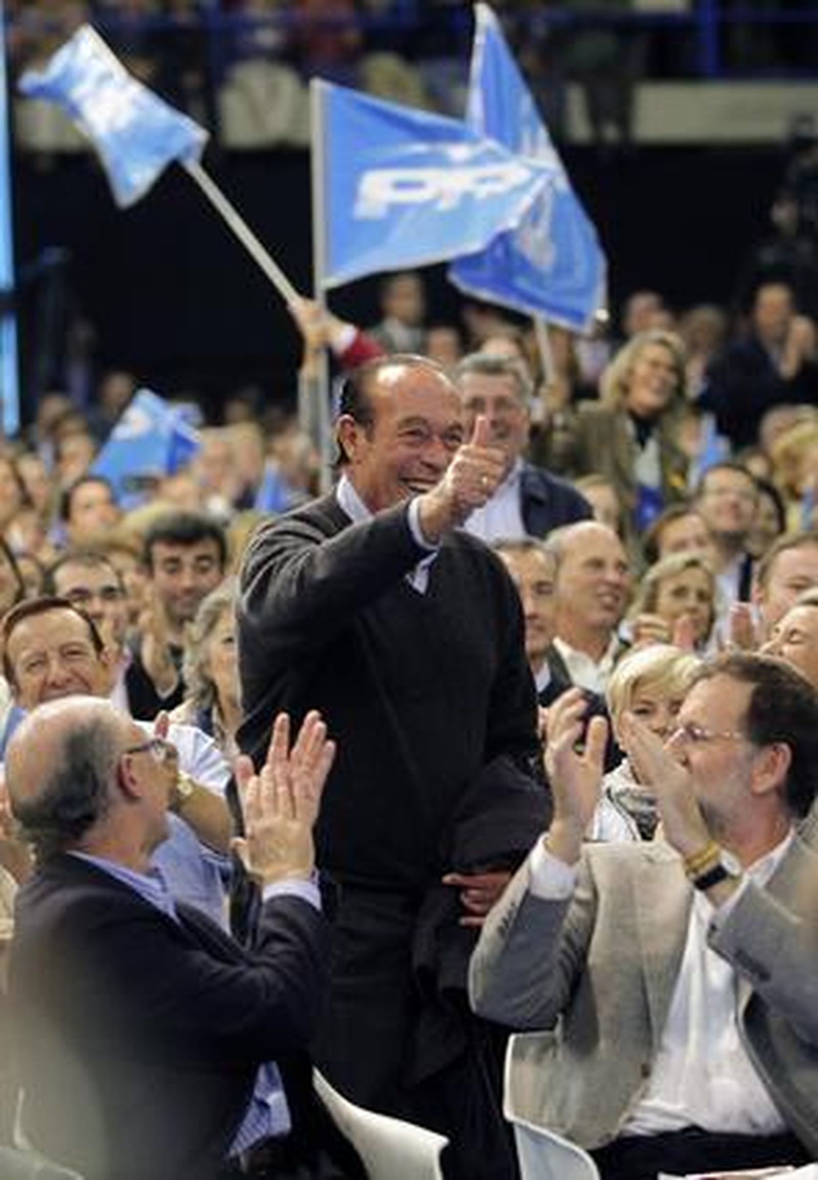 Mariano Rajoy ofrece un mitin en el palacio de deportes de Sevilla, con la presencia de Javier Arenas, Juan ignacio Zoido y Cristobal Montoro, entre otros miembros del Partido Popular.

Foto: El mitin del Partido Popular en Sevilla, en im?nes