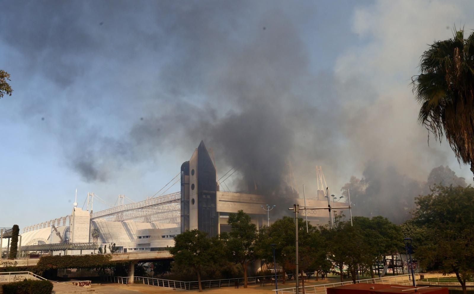 Las imágenes del incendio del auditorio Rocío Jurado