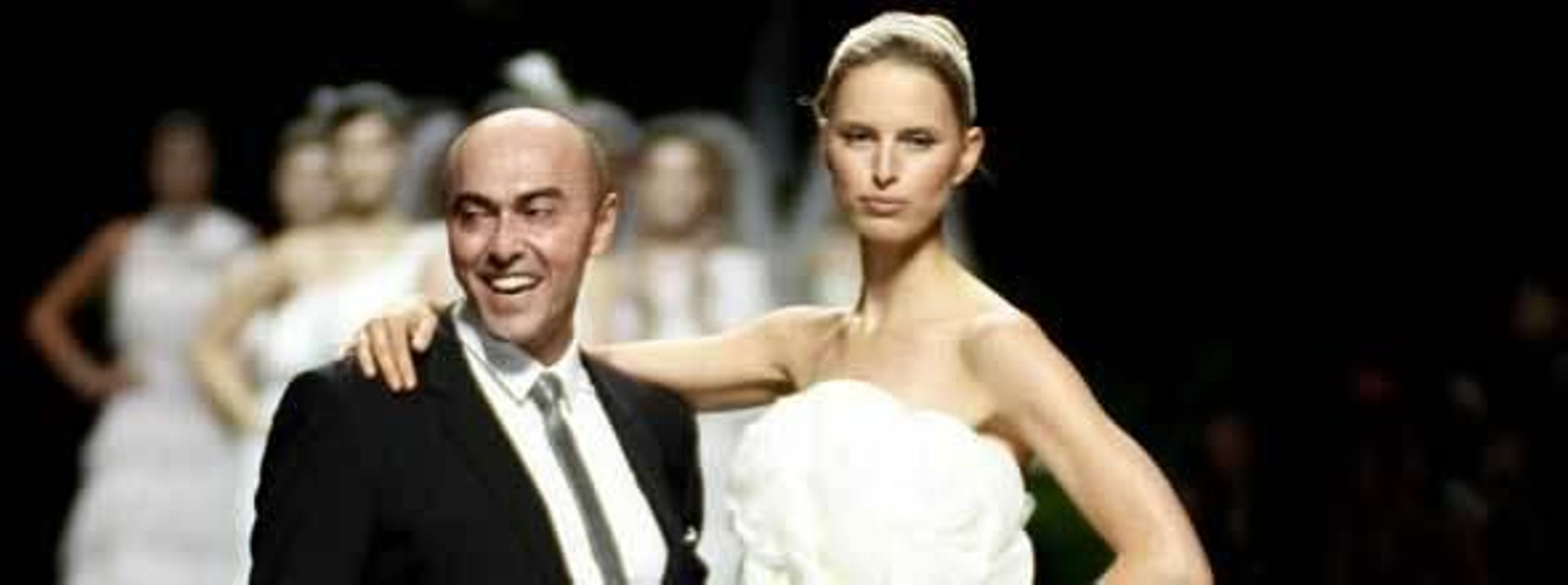 El diseñador Manuel Mota y la modelo Karolina Kurkuva tras el desfile de la firma Pronovias 'Le Jardin des Reves'./EFE