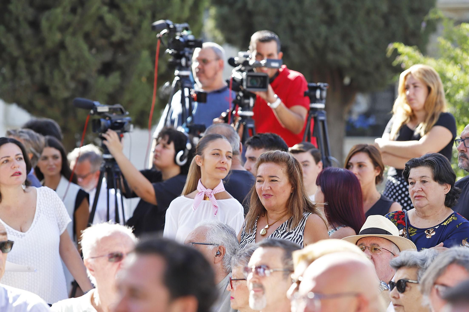 Imágenes del homenaje a Jesús Quintero con el descubrimiento de una escultura de Elías Rodríguez Picón