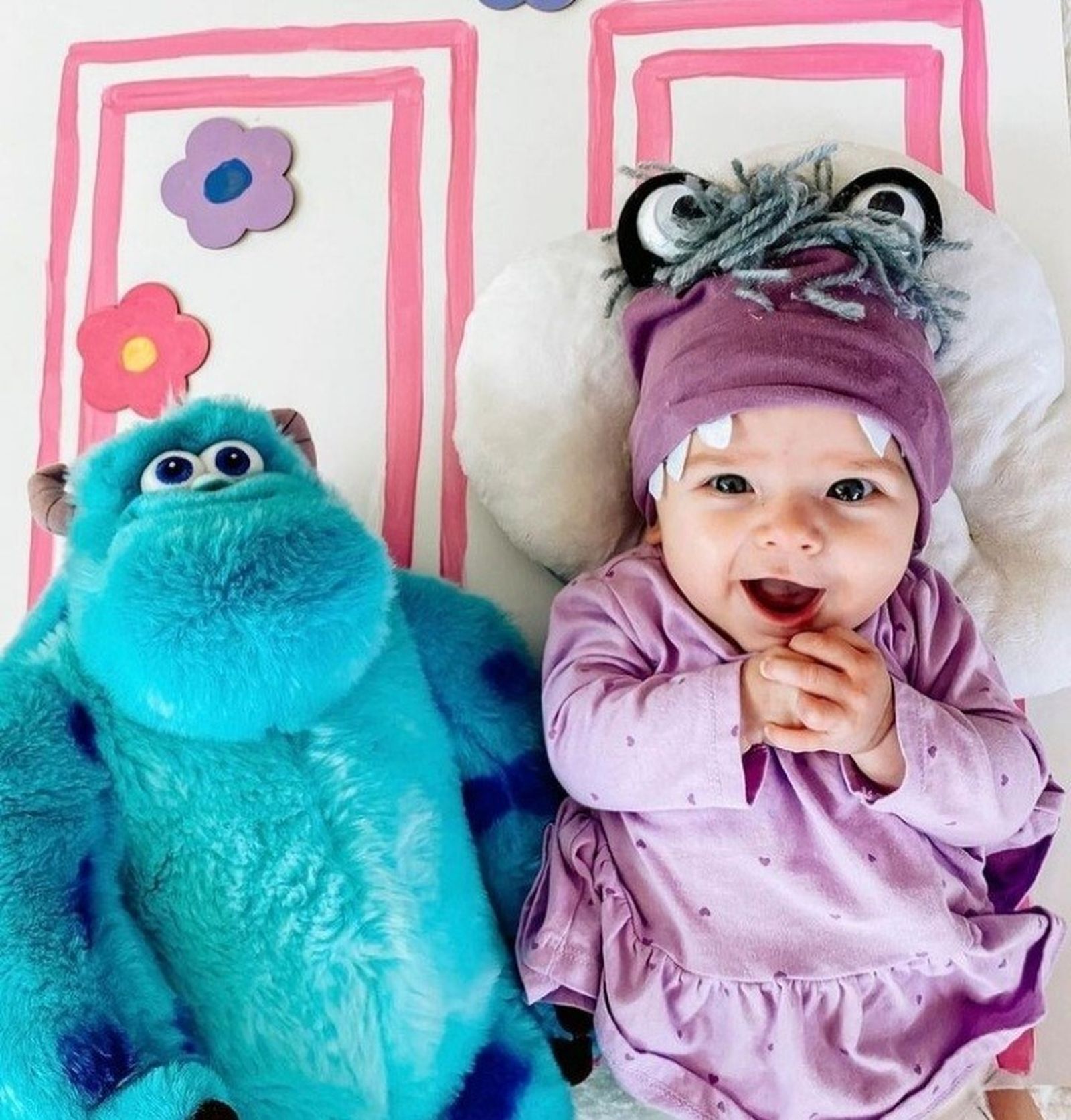 Y por último, Pixar ha homenajeado a sus películas con niños y mascotas. Aquí la adorable Boo junto Sully