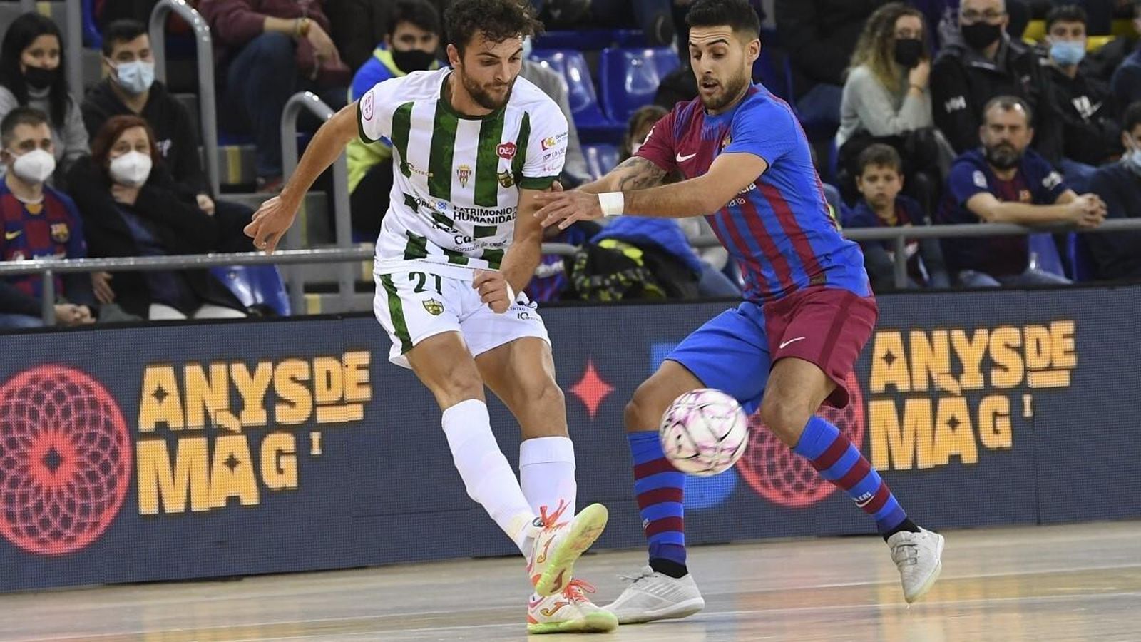 Zequi efectúa un pase ante la presión del jugador culé Adolfo.