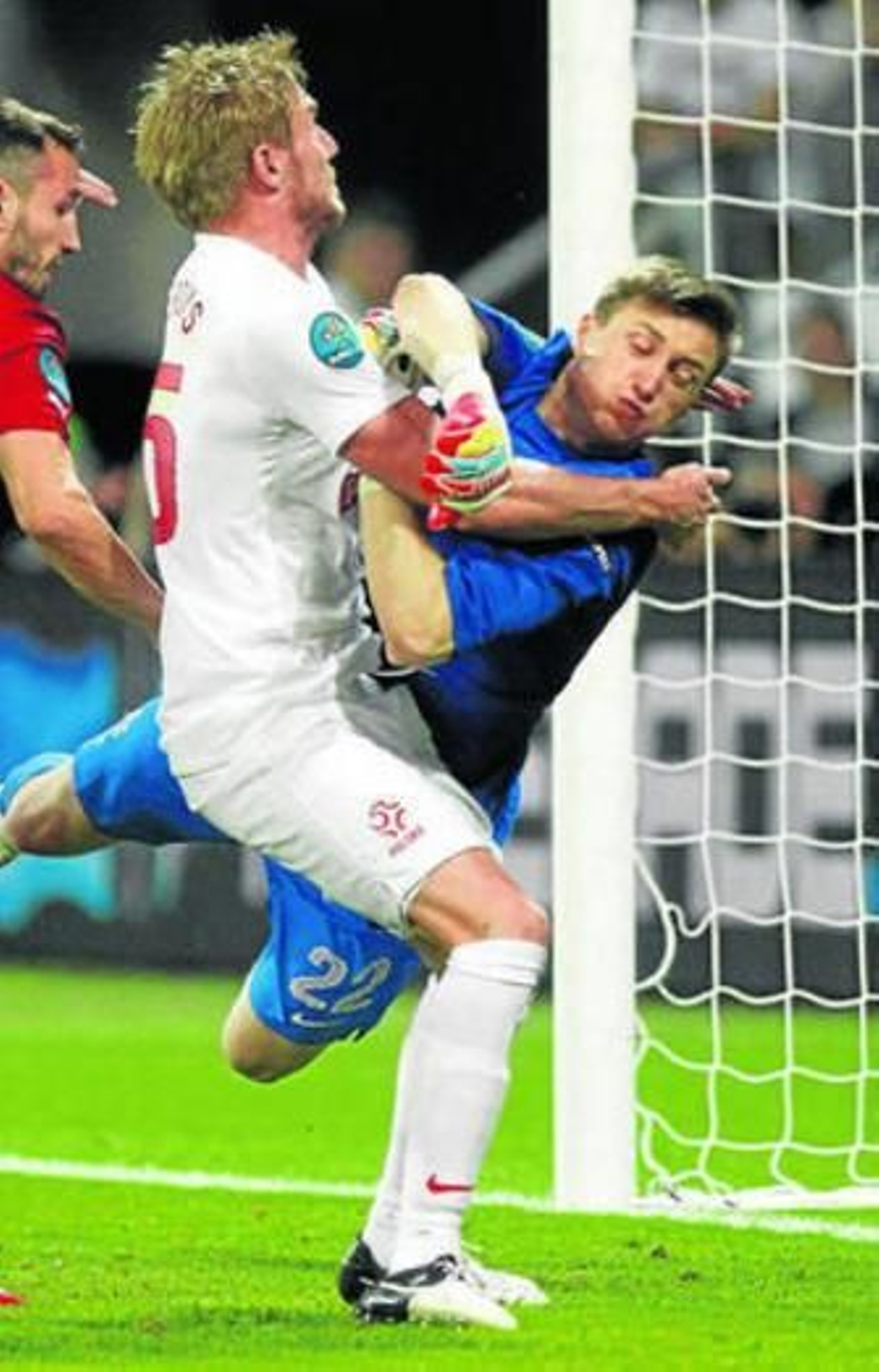 Perquis choca con el meta Tyton, en la Eurocopa.