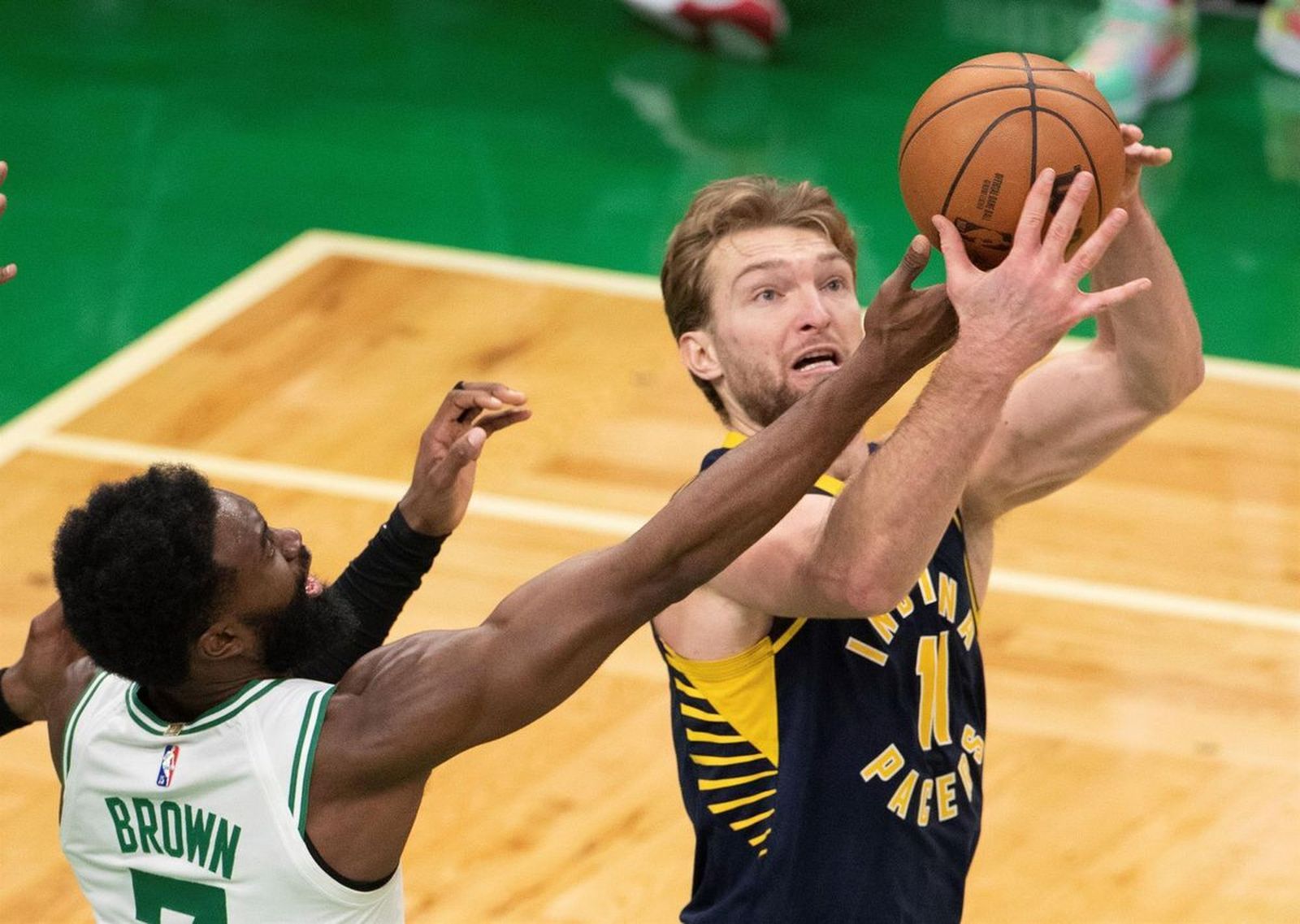 Domas Sabonis pelea con Jaylen Brown.